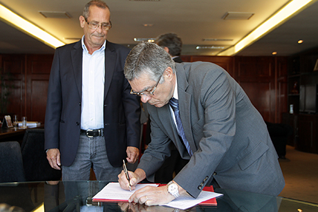 Foto do momento da assinatura pelo presidente do TJRJ, desembargador Milton Fernandes de Souza, e pelo secretário da Seap, coronel Erir Ribeiro Costa Filho