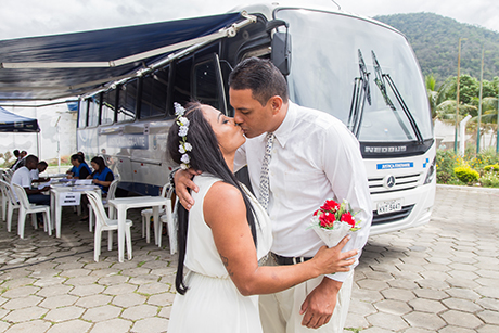 Foto do casamento de Hildeni Brasil e Jorge Luis Silva em frente ao Ônibus da Justiça Intinerante